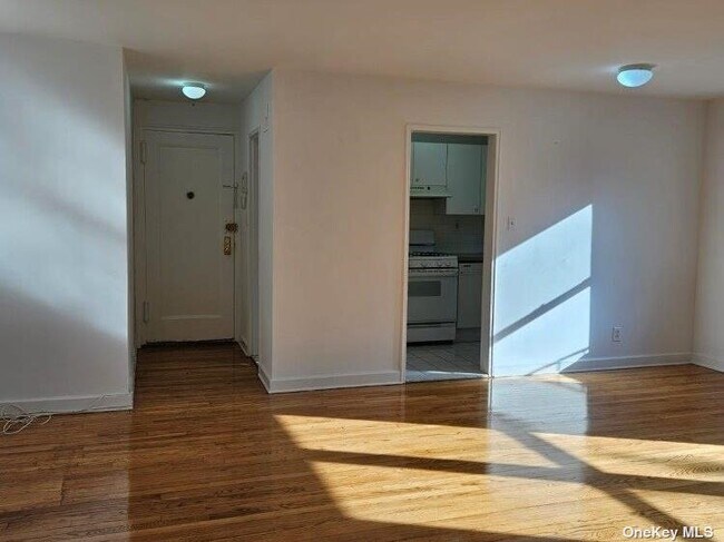 Foto del edificio - 105-33-105-66 66th Ave