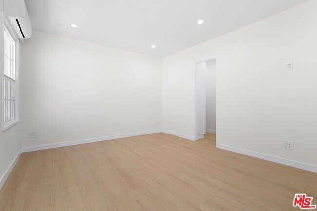 Foto del edificio - 345 N Sycamore Ave