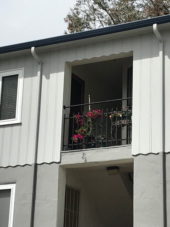 Building Photo - 390 Estudillo Ave