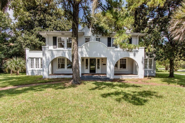 Building Photo - 1492 Avondale Ave