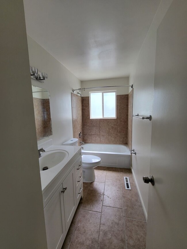 Building Photo - HUGE Yard and New Kitchen!