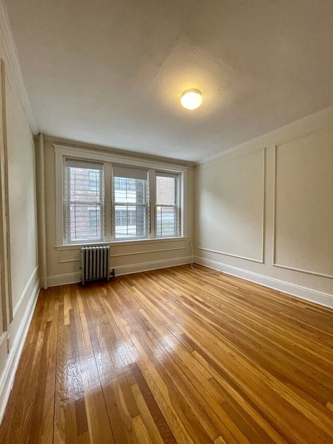 Building Photo - Large 1 bedroom unit with renovated kitchen and no broker's fee!