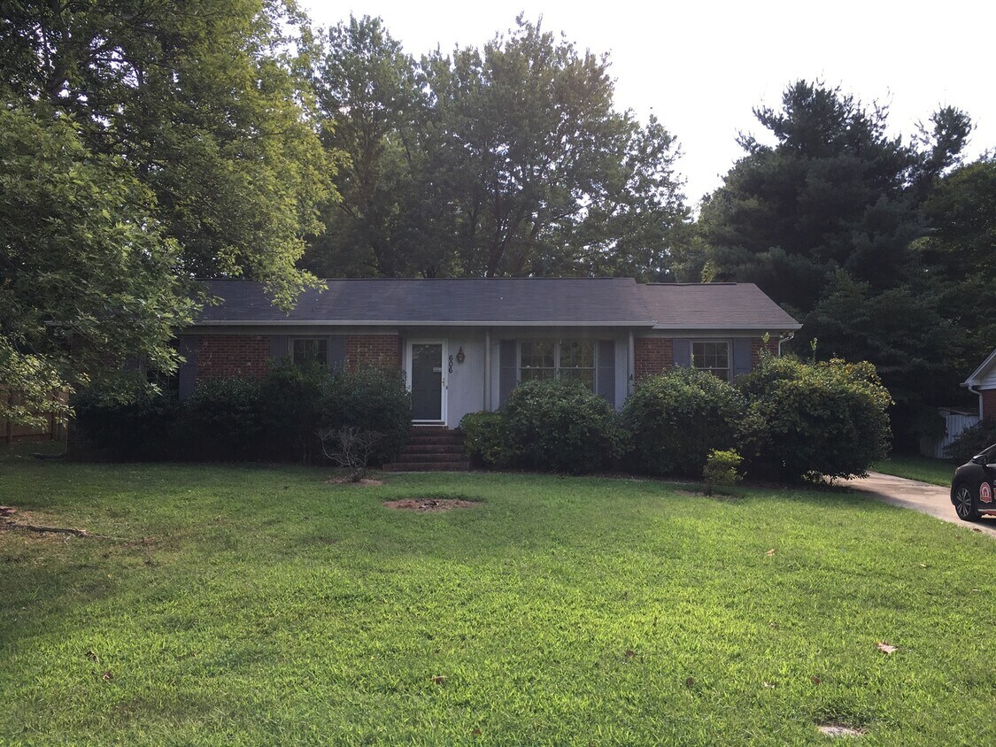Primary Photo - Spacious 3BR/2BA