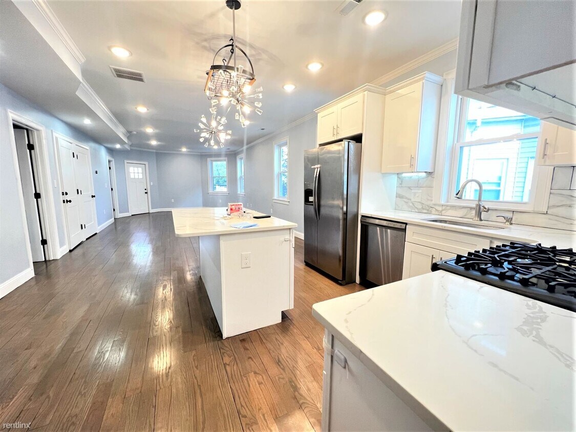 Primary Photo - 4 br, 2 bath Duplex - 54 Crescent Ave