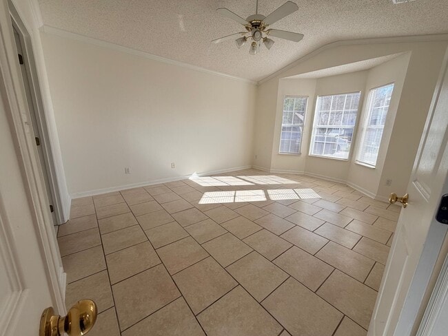 Building Photo - SummerBrooke Home, Plenty of Sunshine, Privacy, & Backyard Space!