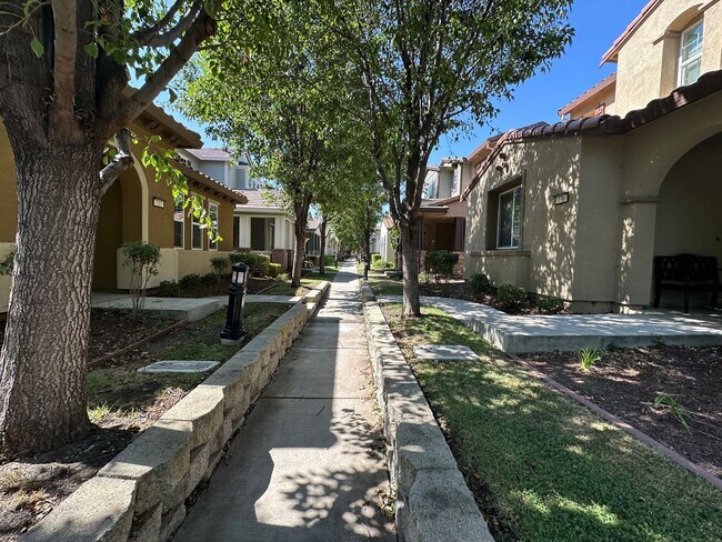 Foto del edificio - Gorgeous 4 Bedroom, 3 Bath Questa Village