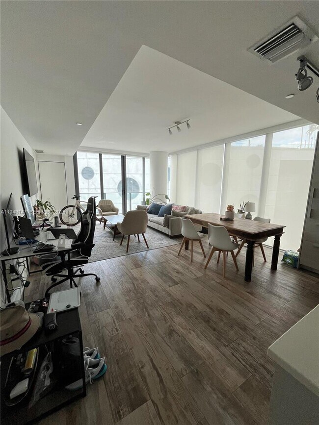 Foto del edificio - 650 NE 32nd St