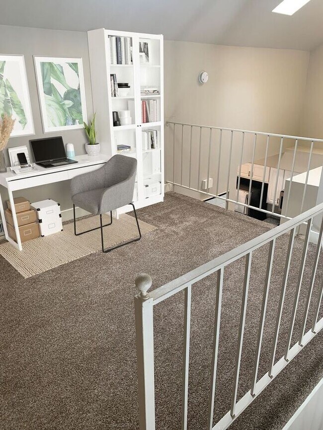 Foto del edificio - Two Bedroom Apartment with Living Area Loft Available!