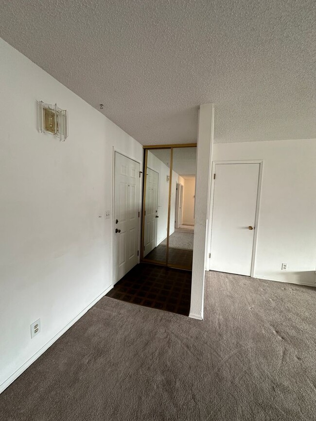 Building Photo - Oversized 2 bedroom Condo -  **$500 off Mo...