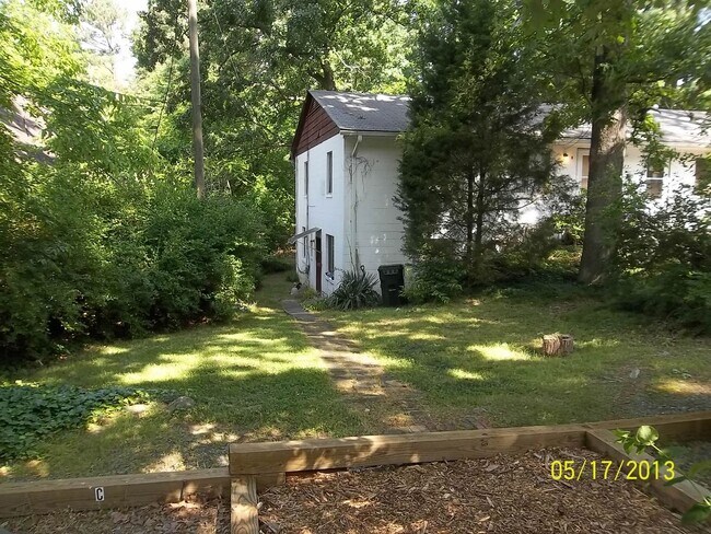 Foto del edificio - Quiet Study Haven: 1BR + Den just Steps from UNC