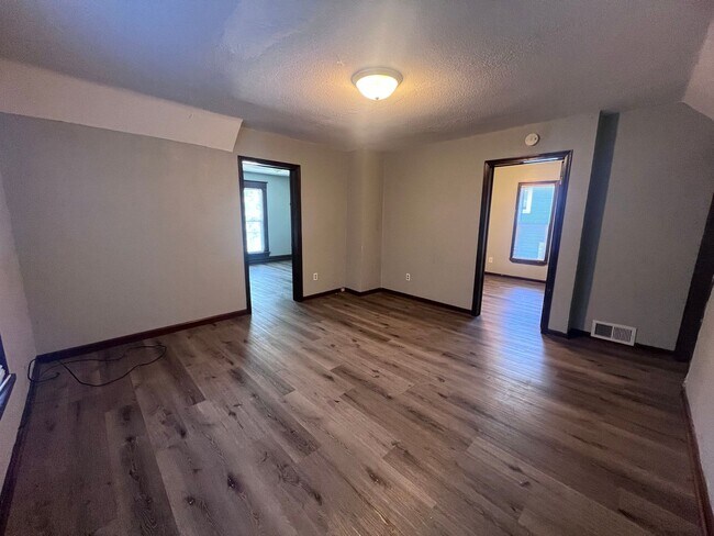 Building Photo - Three Bedroom on the NE Side of GR!