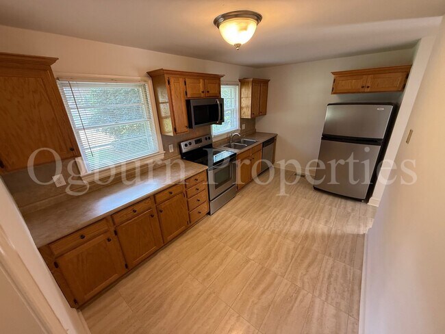 Building Photo - 2403 Lyndhurst Ave