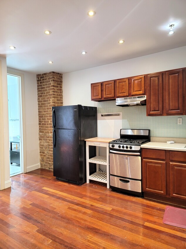 Primary Photo - 256 Tompkins Ave