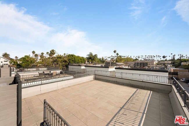 Foto del edificio - 1249 S Plymouth Blvd