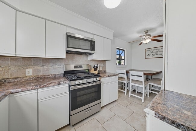Building Photo - 439 Pompano St