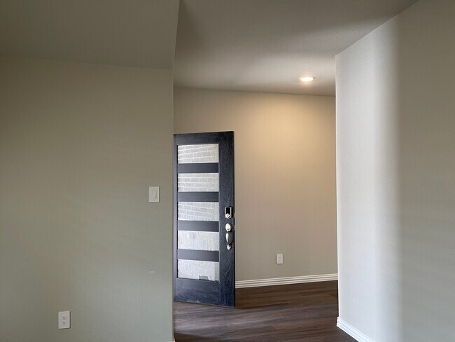 Frente moderno y elegante con oficina al lado del frente - 608 Easthill Dr
