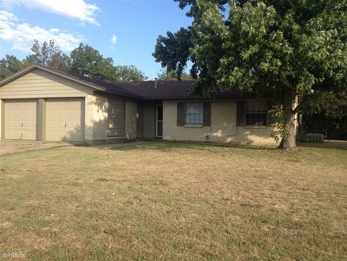 Primary Photo - 207 Bluebird Cir