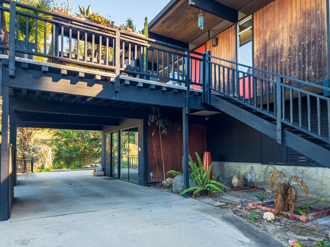 Primary Photo - 1404 Oak Grove Dr