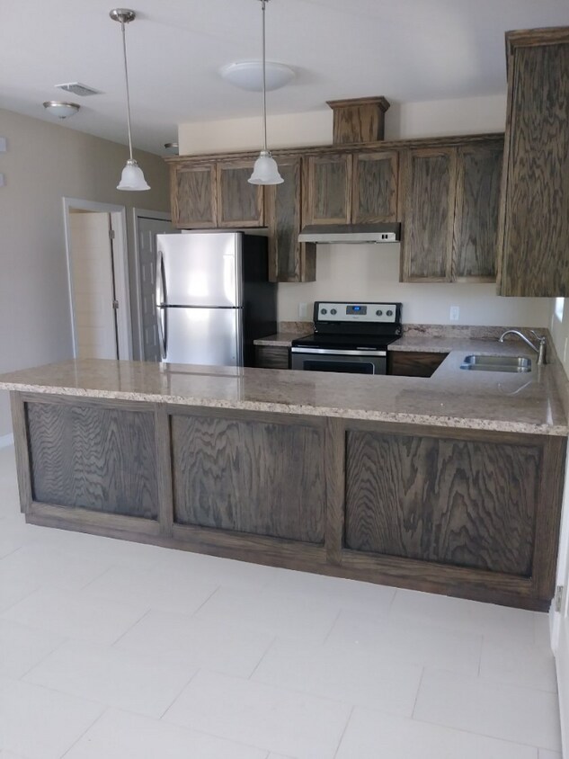 Primary Photo - 210 Fig Dr