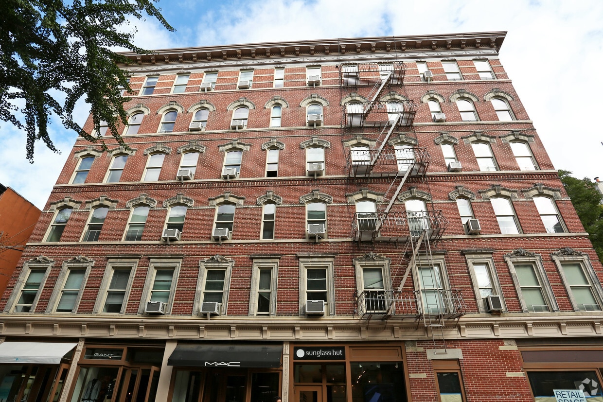 Building Photo - 351 Bleecker St