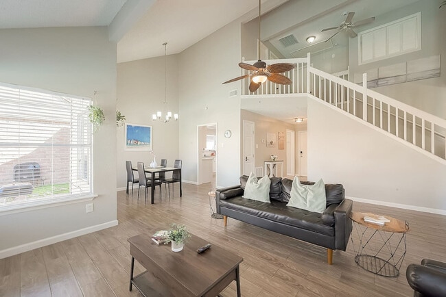 Foto del edificio - 16026 Hidden Acres Dr