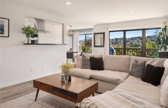 Building Photo - Magnolia Gem, Renovated for todays modern lifestyle