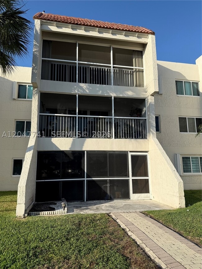 Building Photo - 120 Lakeview Dr