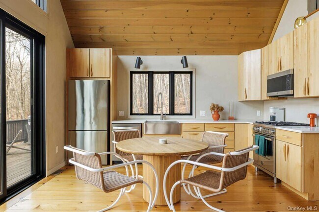 Building Photo - 407 White Schoolhouse Rd