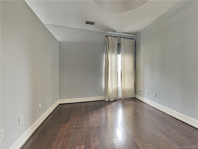 Foto del edificio - 1700 Camden Rd