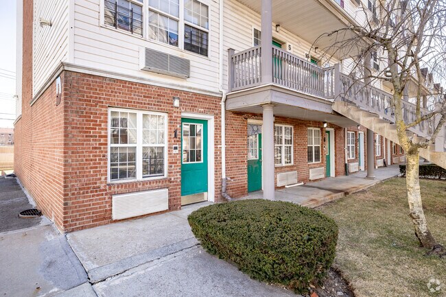 Entrance - 646 Emerald St