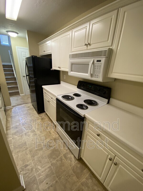 Building Photo - 303 Hazelnut Dr