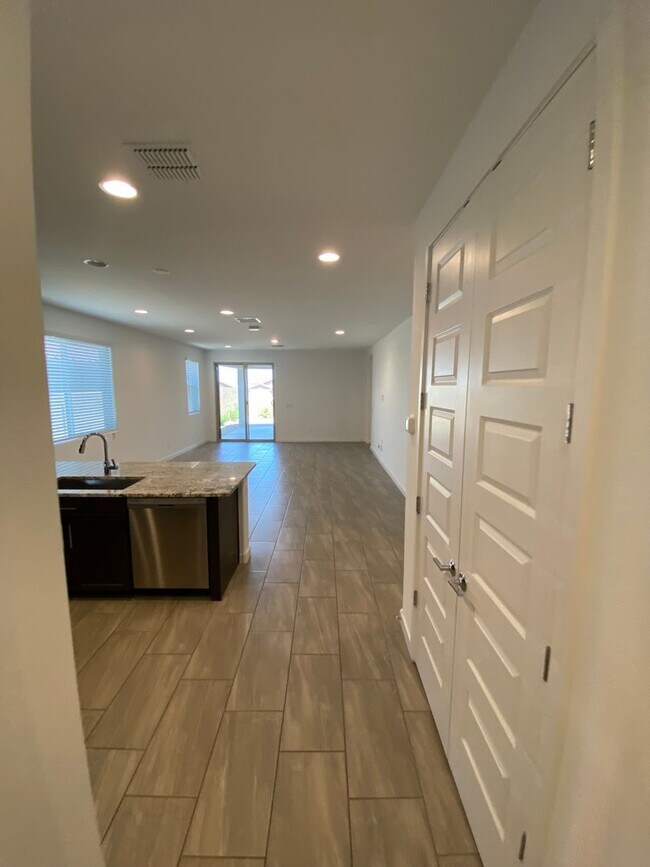 Foto del edificio - 2216 W Dunbar DR, Phoenix, AZ 85041