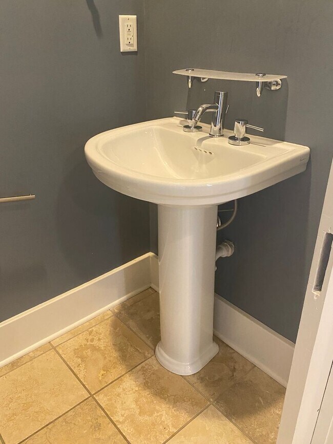 Building Photo - Vanderbilt Place - Wonderful Location 3 be...