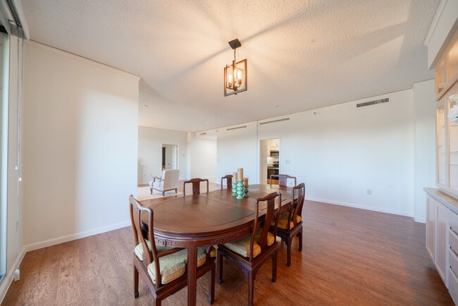 Foto del edificio - 1 Towers Park Ln