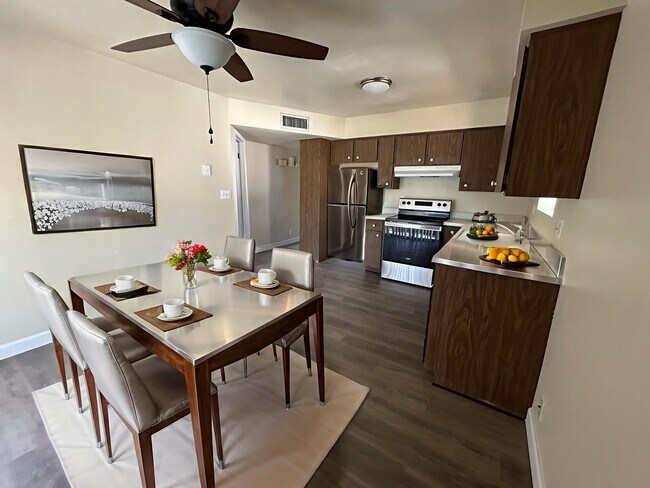 Foto del edificio - 6049 E Albany St