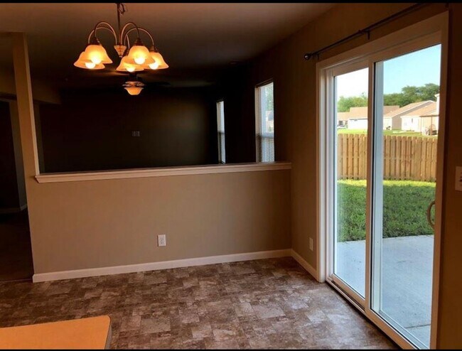 Foto del edificio - Spacious 4-Bedroom Home with Loft, Fenced Backyard & Modern Finishes