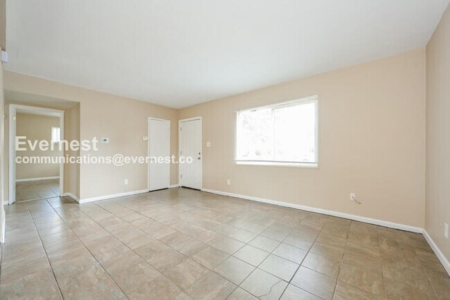 Foto del edificio - 3 Bed, 2 Bath Home with Fenced Yard / Available Soon!