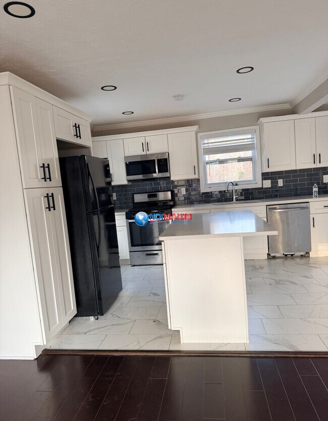 Foto del edificio - Newly RENOVATED 4-bedroom house, finish basement in Lilburn