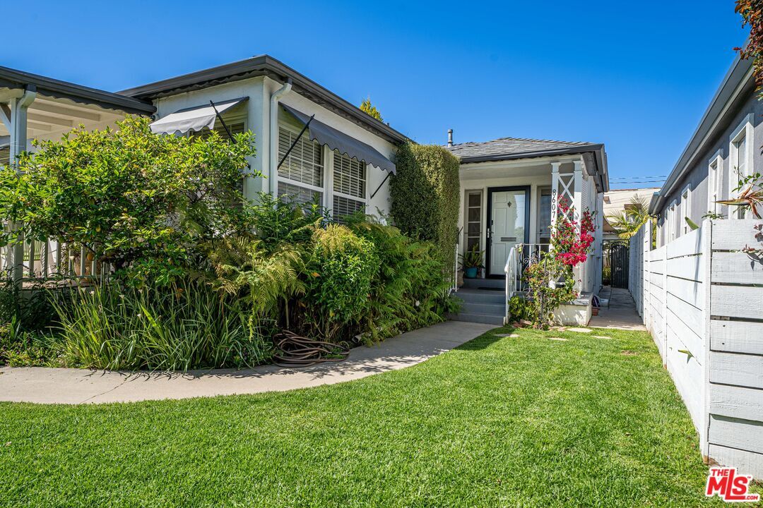 Foto principal - 8607 Airdrome St