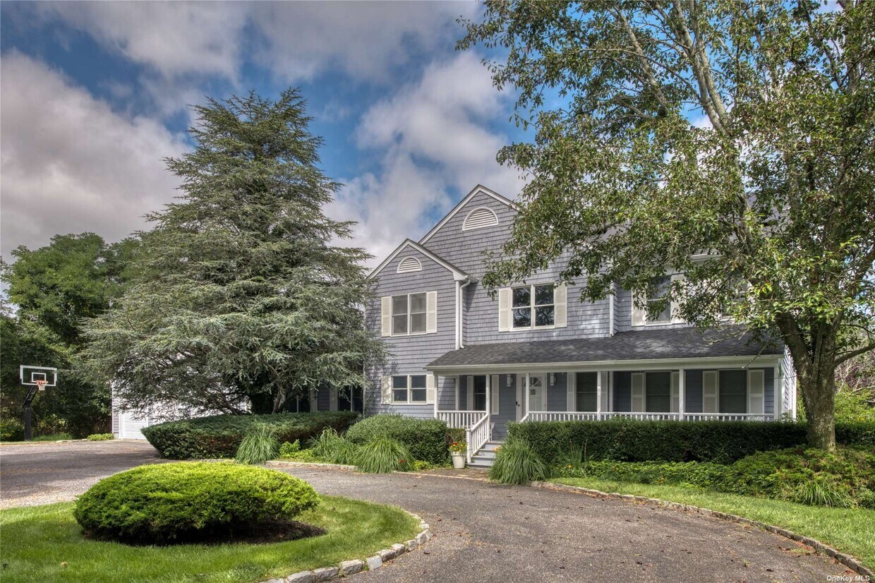 Primary Photo - 716 Montauk Hwy
