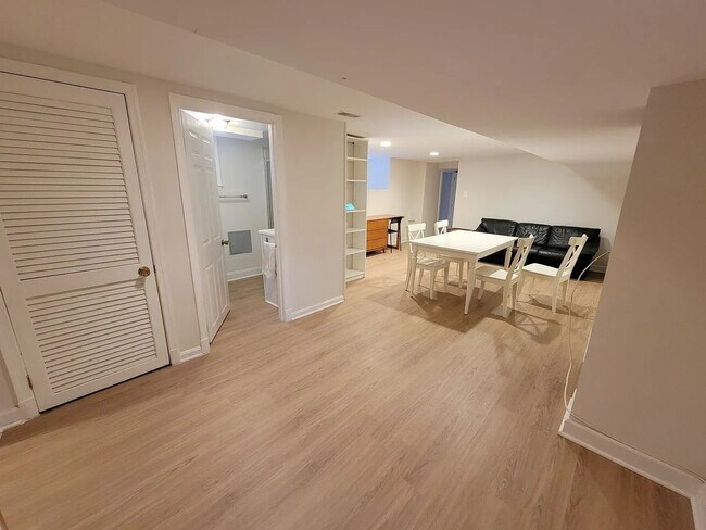 Foto del edificio - An exceptionally large and well-appointed 1BR 1BA with ALL utilities near Georgetown