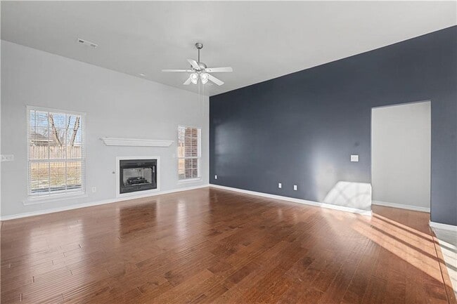 Building Photo - 585 Lynn Dr