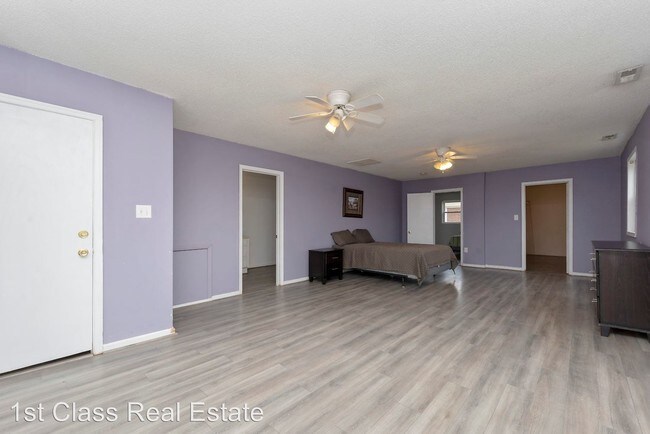 Building Photo - 920-922 Schumann Dr