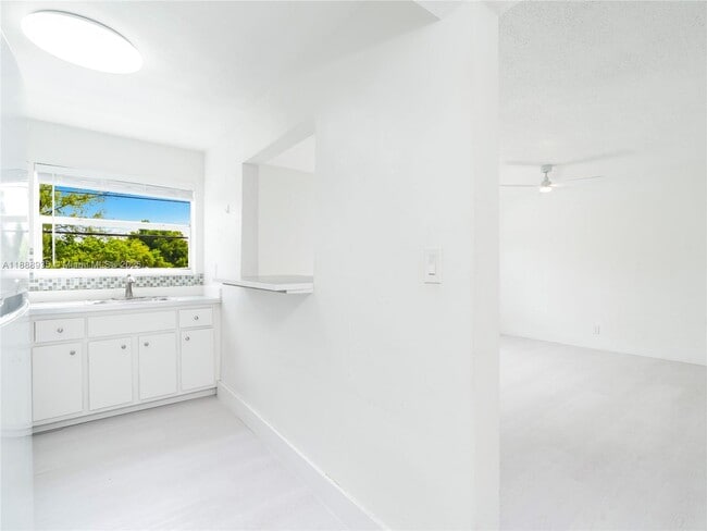 Building Photo - 2025 Miami Rd