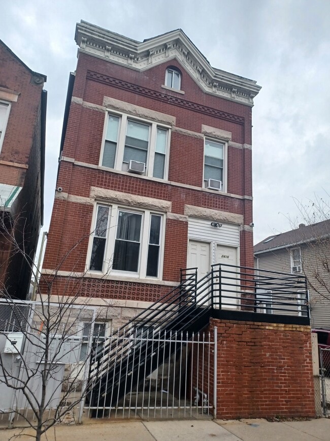 Building Photo - 2416 S Sawyer Ave