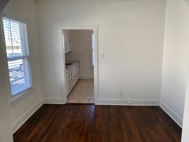 Foto del edificio - COMING SOON! 1 Bedroom 1 Bath with Origina...