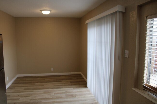 Building Photo - 700 Northfield Dr