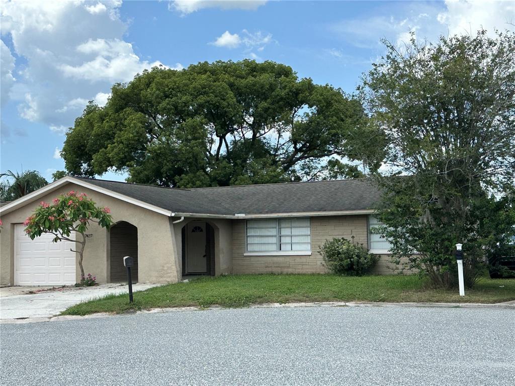 Foto principal - 7437 Carmel Ave