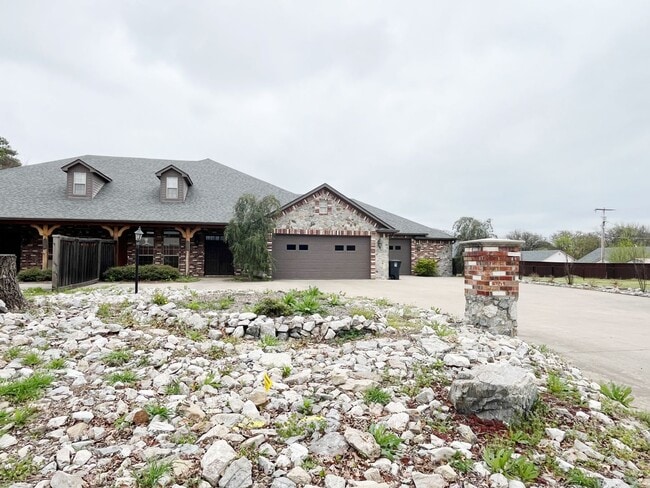 Building Photo - Enormous 3/2 Luxury Duplex in Durant, OK
