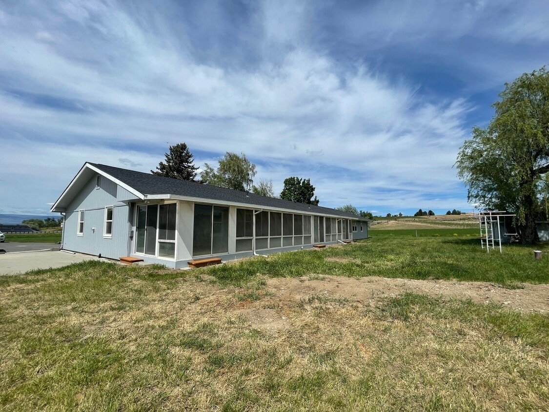 Foto principal - Fully Remodeled 4 Bed 3 Bath Home in the C...
